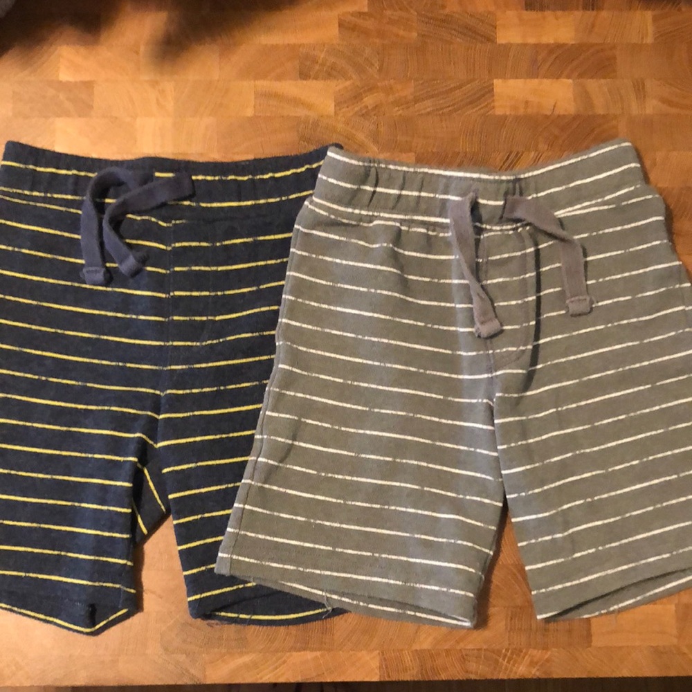 2pairs of Old Navy boys sweat shorts 4T